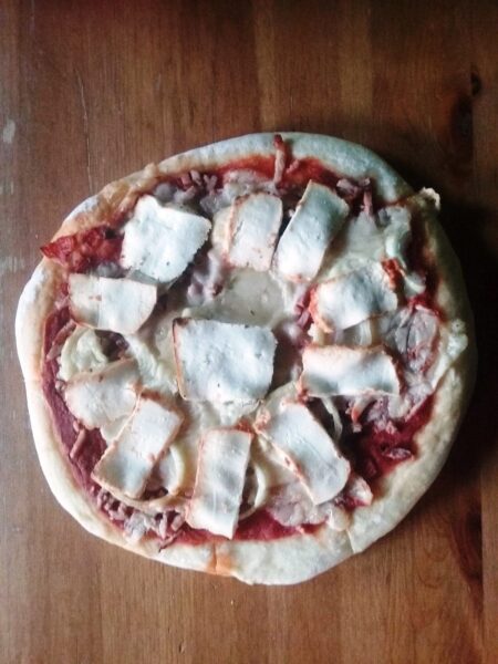 Pizza chèvre jambon champignon